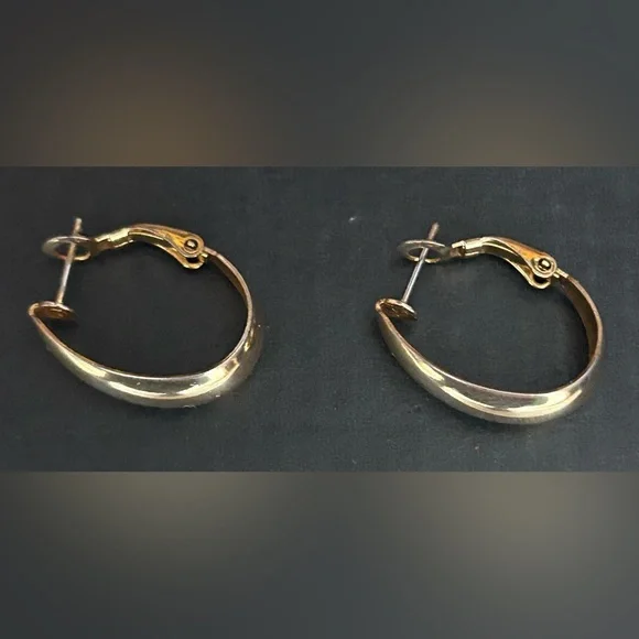 VINTAGE GOLD TONE EARRINGS THREE PAIRS - Picture 7 of 8